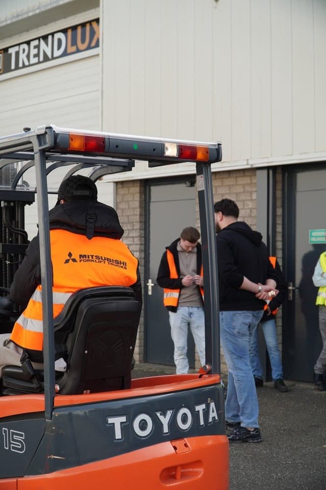Cursist op een heftruck tijdens de heftruckopleiding van Neef & Neef